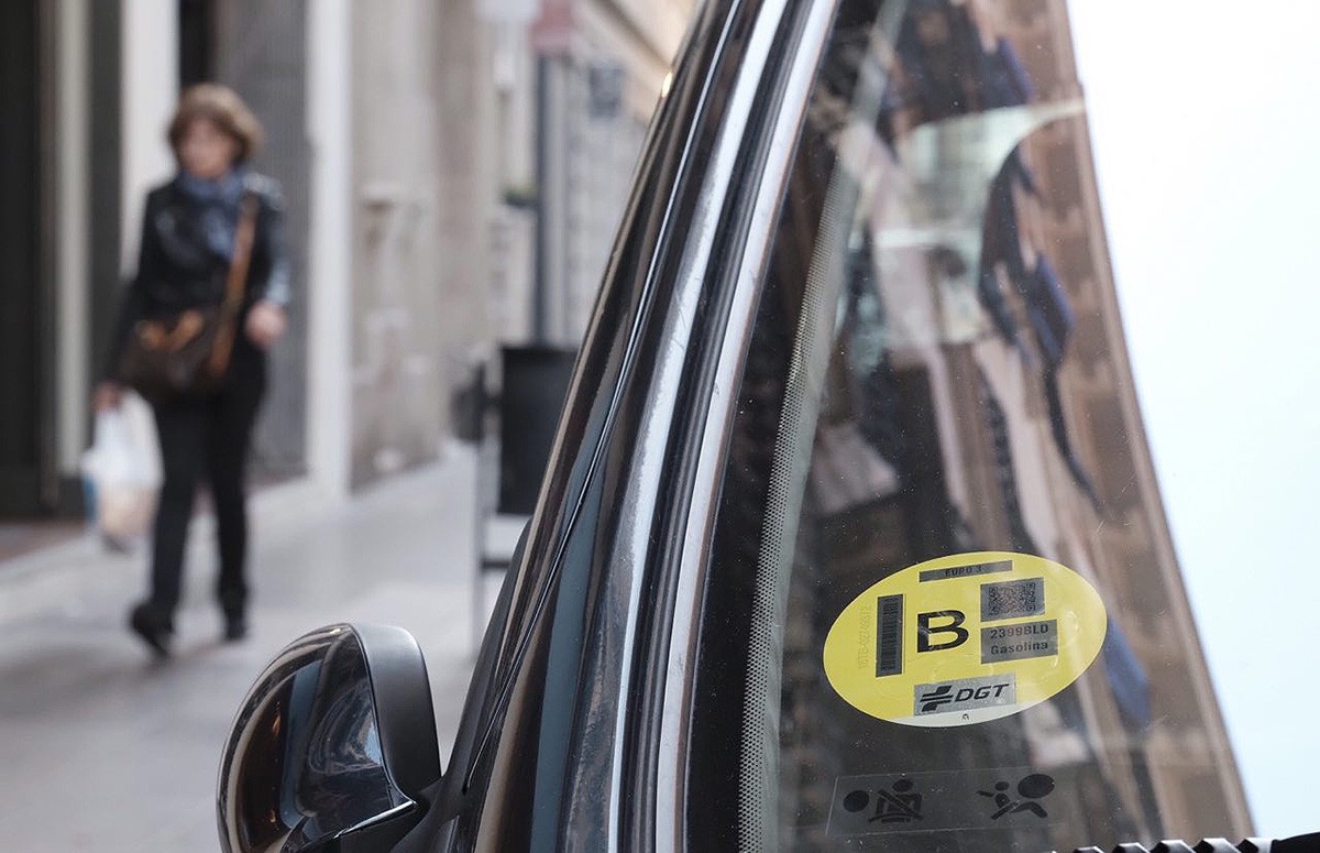 Un cotxe amb una etiqueta ambiental aparcat a Barcelona