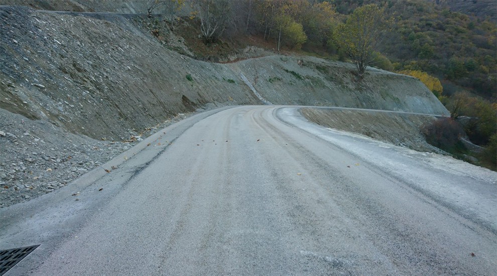 Estat final de la carretera de Baiasca, a falta de la instal·lació de les tanques