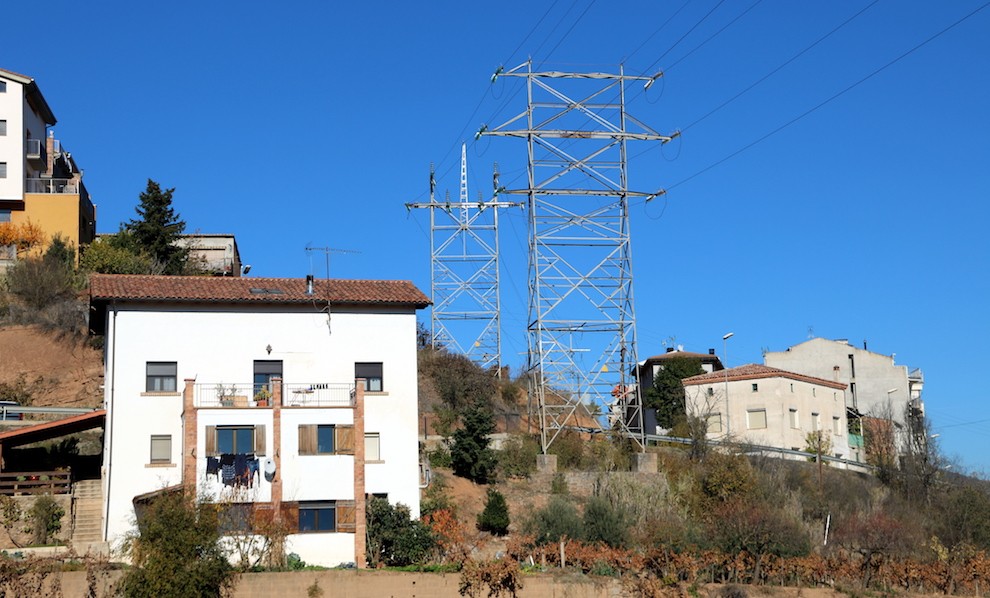 Imatge d’una torre d'alta tensió passant a escassos 4 metres d'una casa de Tremp