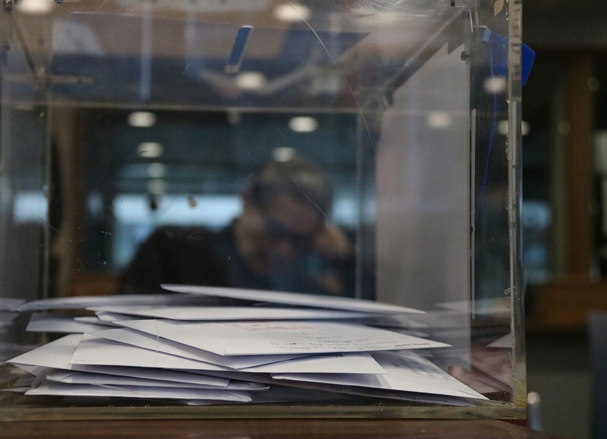 Imatge d’arxiu d’una urna plena de vots