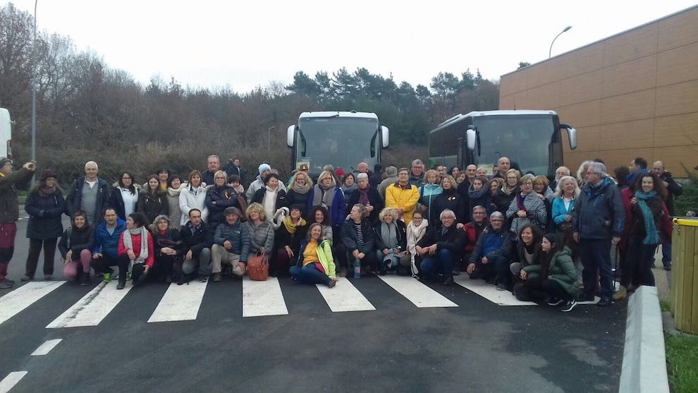 Els pallaresos que han viatjat en bus, aquest migdia, en una estació de servei francesa