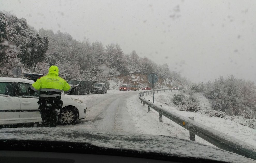 Els Mossos regulant el trànsit, aquesta tarda, en un Port de Comiols col·lapsat