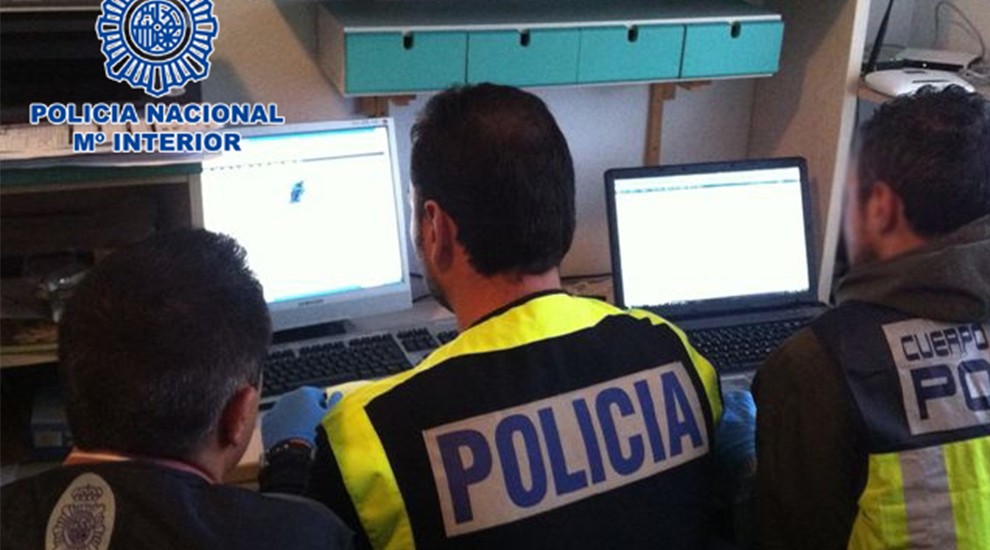 La Policia Nacional revistant els arxius decomissats 