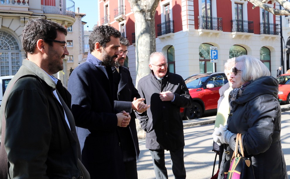 Torrent conversa amb unes veïnes de la Seu d’Urgell