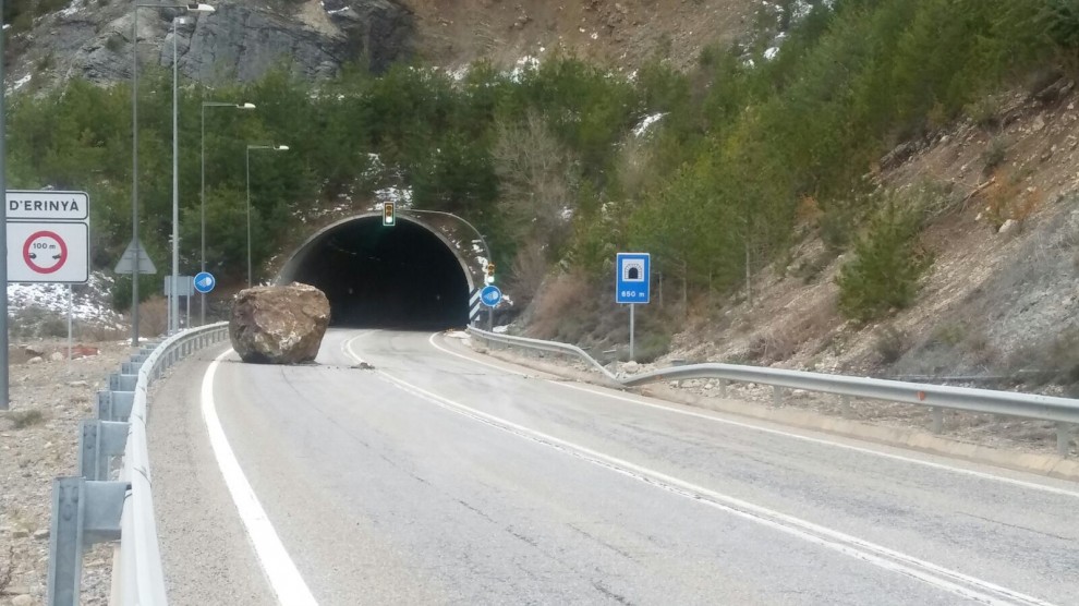 La roca va caure en una de les entrades al túnel d’Erinyà