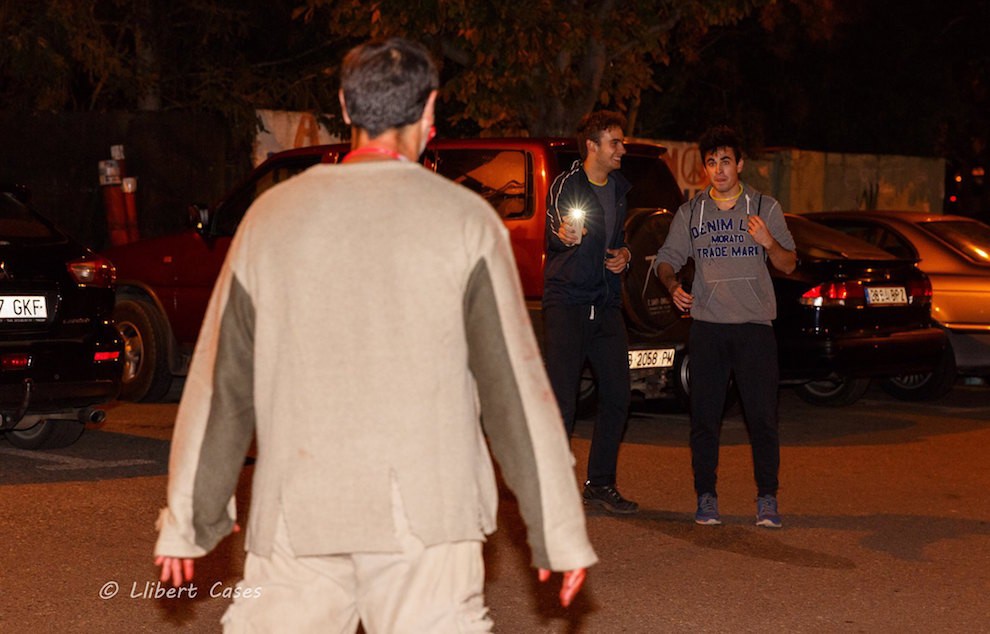 Dos participants del Zombie Survival intentant superar un infectat
