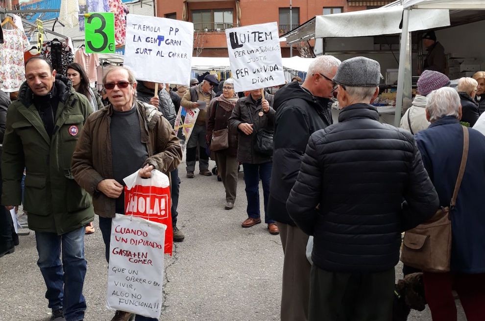 Pensionistes pallaresos protestant al mercat de Tremp el passat mes de març
