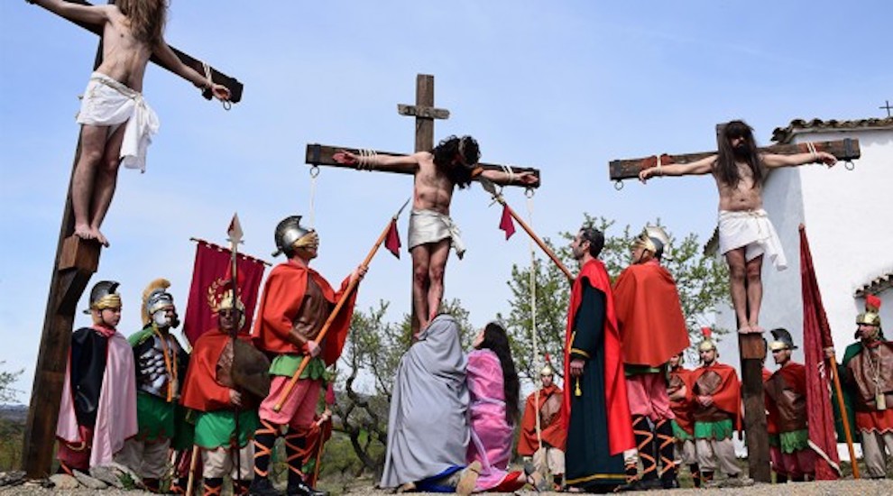 Moment de la crucifixió de Jesús a la processó de Talarn