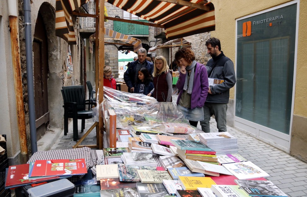 Els carrers de la Pobla de Segur s’han omplert de llibres