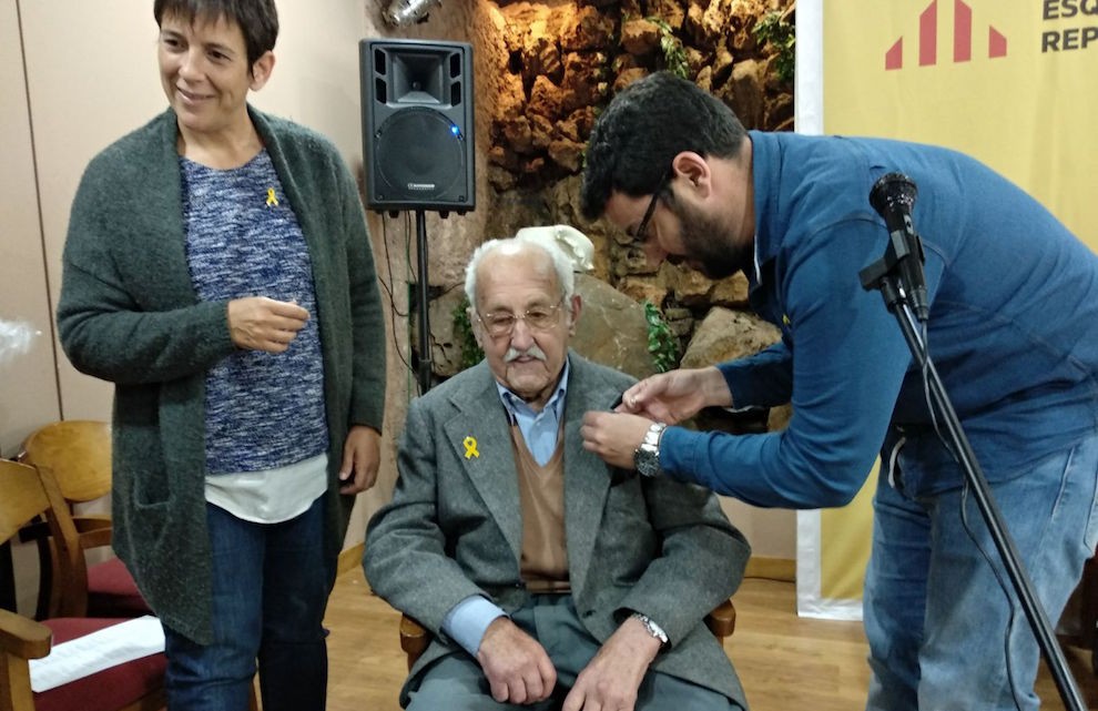 Francesc Vilaplana fent l’entrega de l’insígnia a Francesc Pons