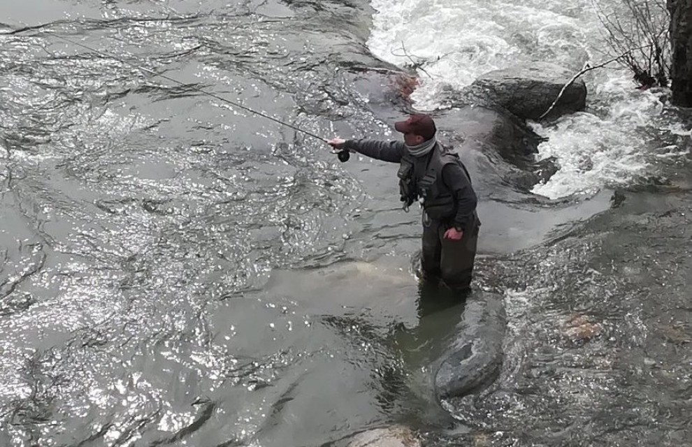 Un pescador al Noguera Pallaresa el passat mes de març