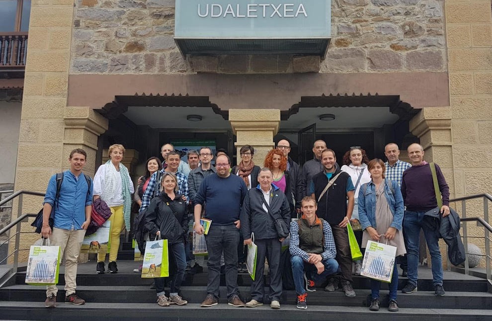 Els pallaresos que han viatjat al País Basc en una foto de grup