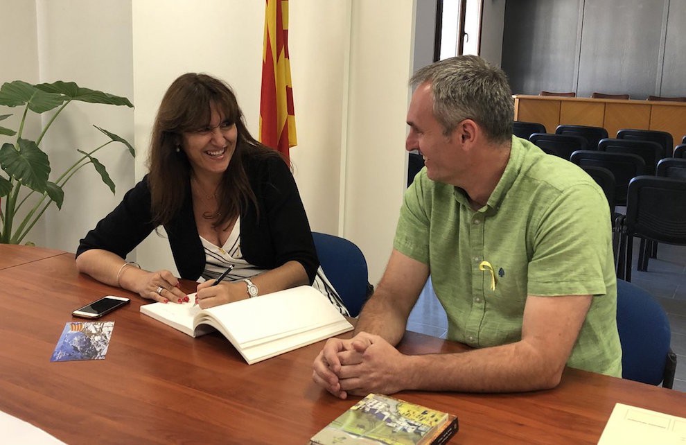 La consellera Laura Borràs en la visita a l'Ajuntament de Sort