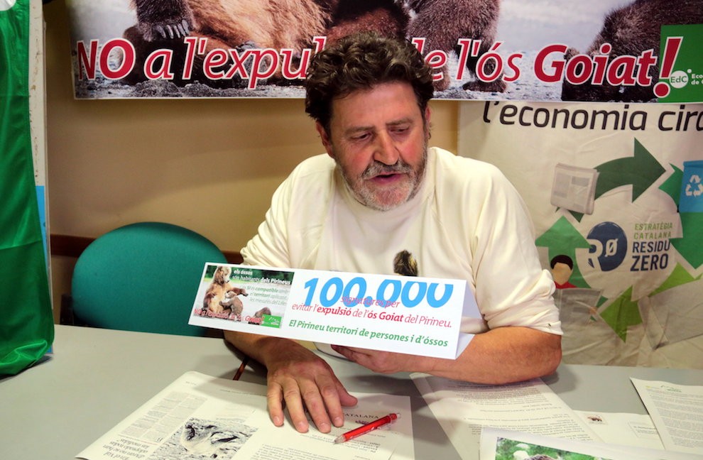 Joan Vázquez, amb un cartell al·lusiu a les signatures recollides