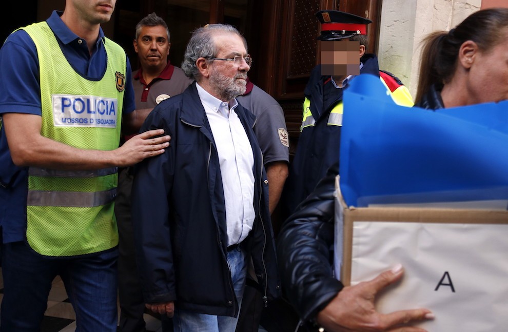  Joan Reñé sortint de la Diputació amb la policia aquest migdia