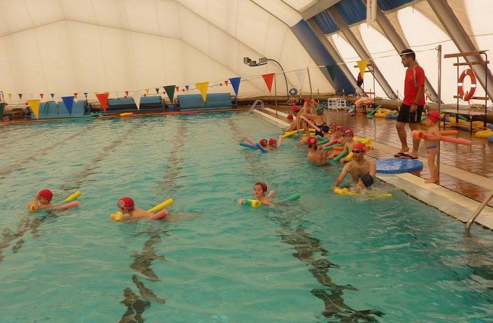 Imatge d’arxiu d’un curset de natació infantil a la piscina de l’acadèmia