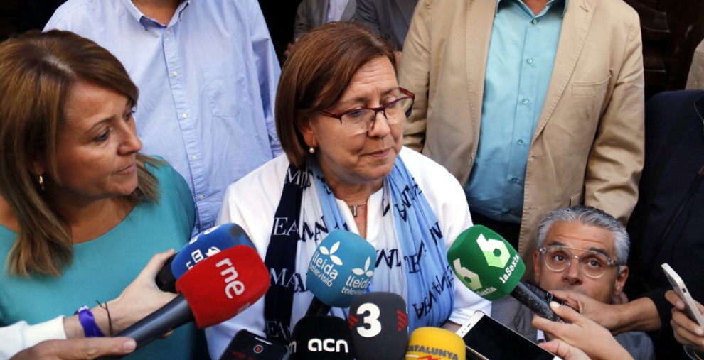 Rosa Maria Perelló atenent la premsa després que els mossos s'emportessin Joan Reñé