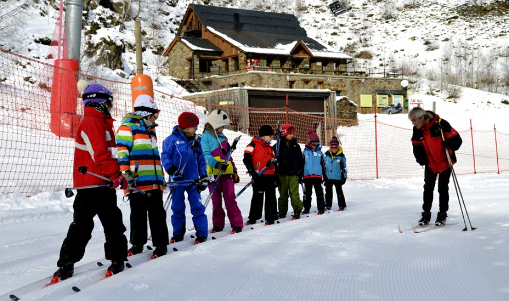 Grup d'escolars del Pallars Sobirà a una classe d'esquí de fons a l'estació de Tavascan