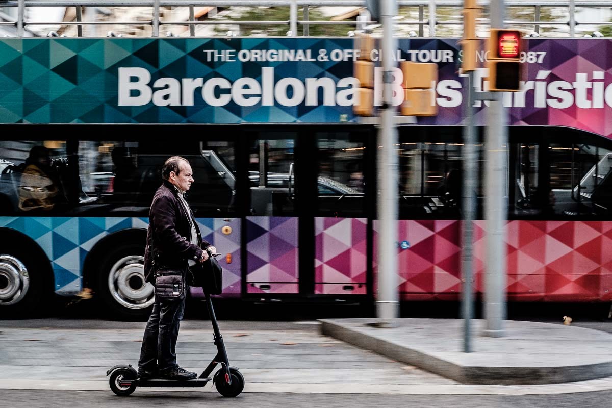 Una persona circulant amb patinet elèctric pel carril bici de la Diagonal