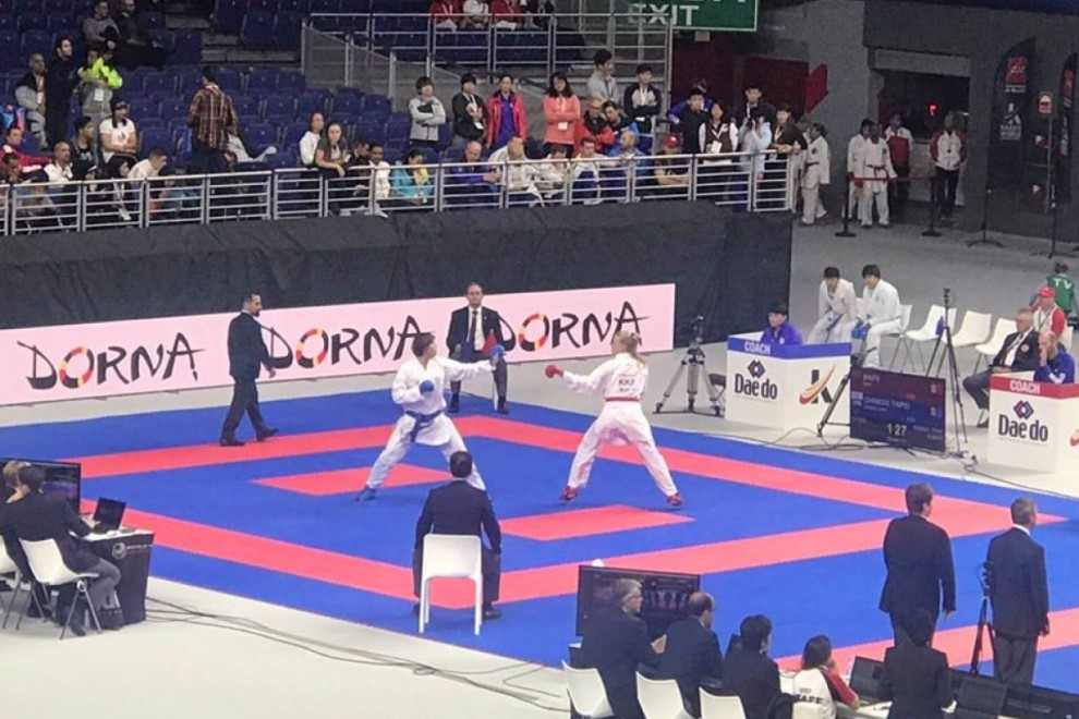Una karateka kosovar (d'esquenes) competint al Mundial de Madrid