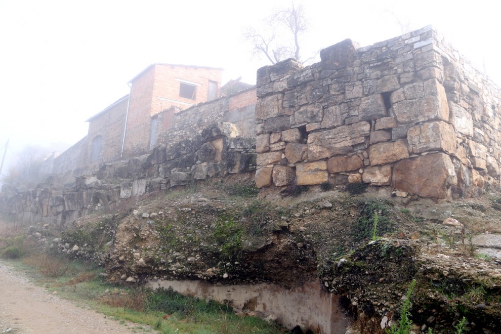Primer pla d'una torre de l'antiga muralla d'Aeso, a la localitat d’Isona