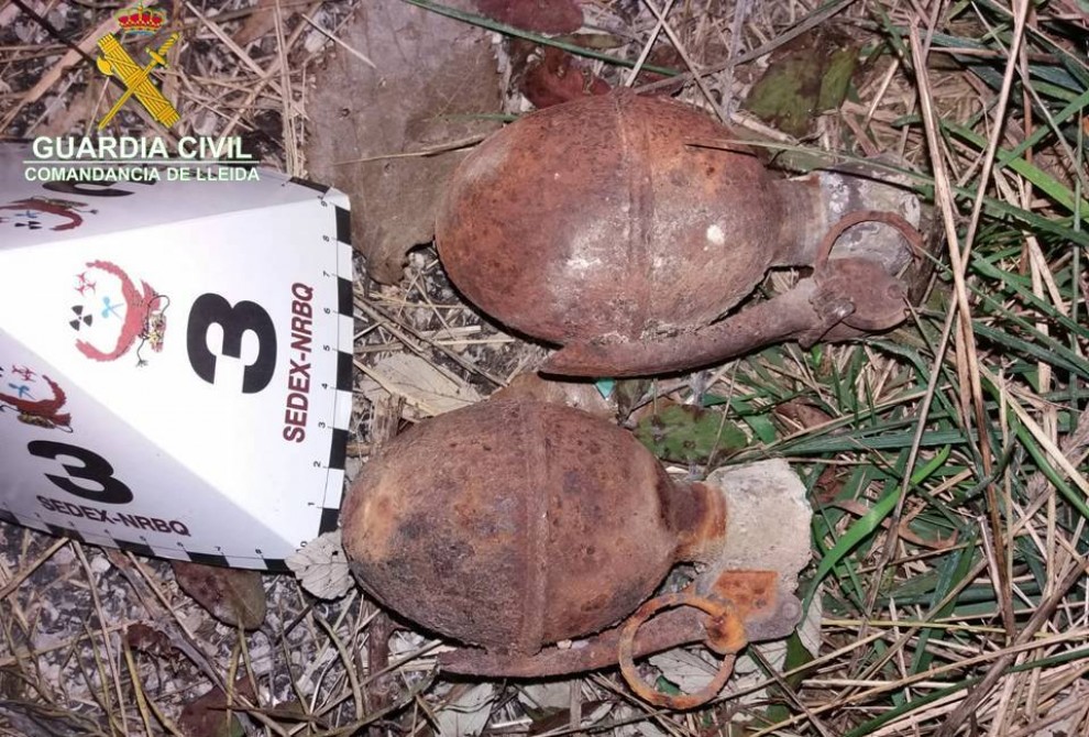 Imatge de les dos granades localitzades a Abella de la Conca