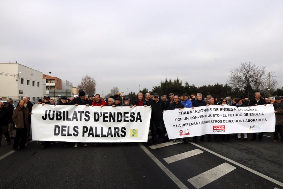 Jubilats d’Endesa del Pallars es van desplaçar fins a Lleida per protestar