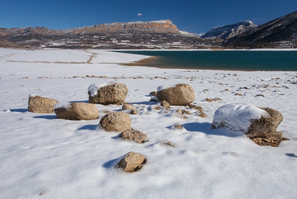 La nevada des de l’embassament de Sant Antoni amb el roc de Pessonada al fons