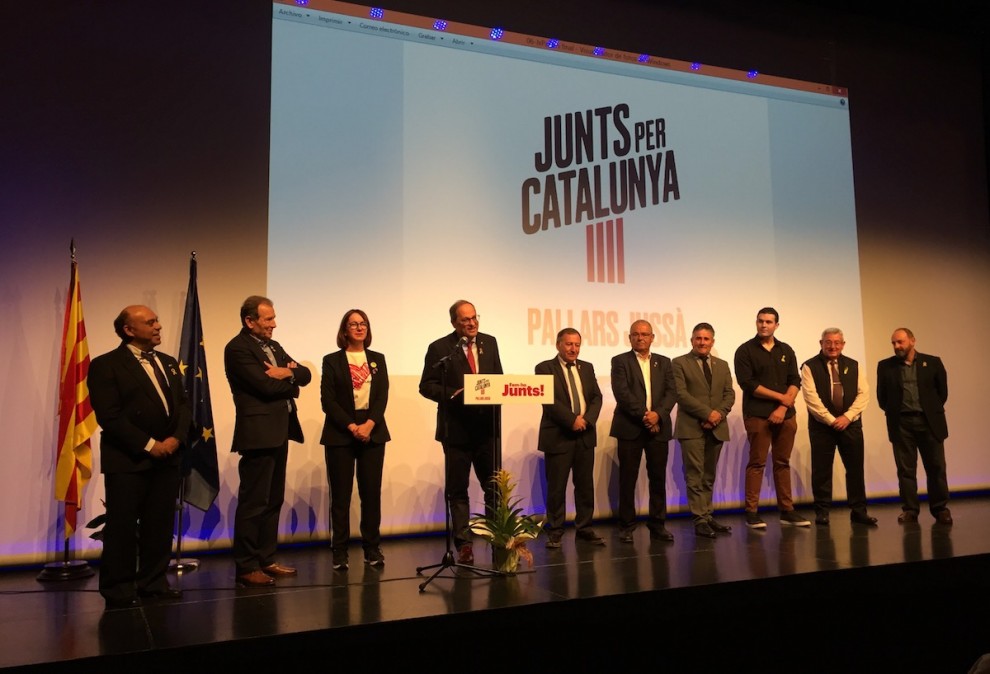 Torra en ple discurs, acompanyat dels candidats comarcals de Junts per Catalunya