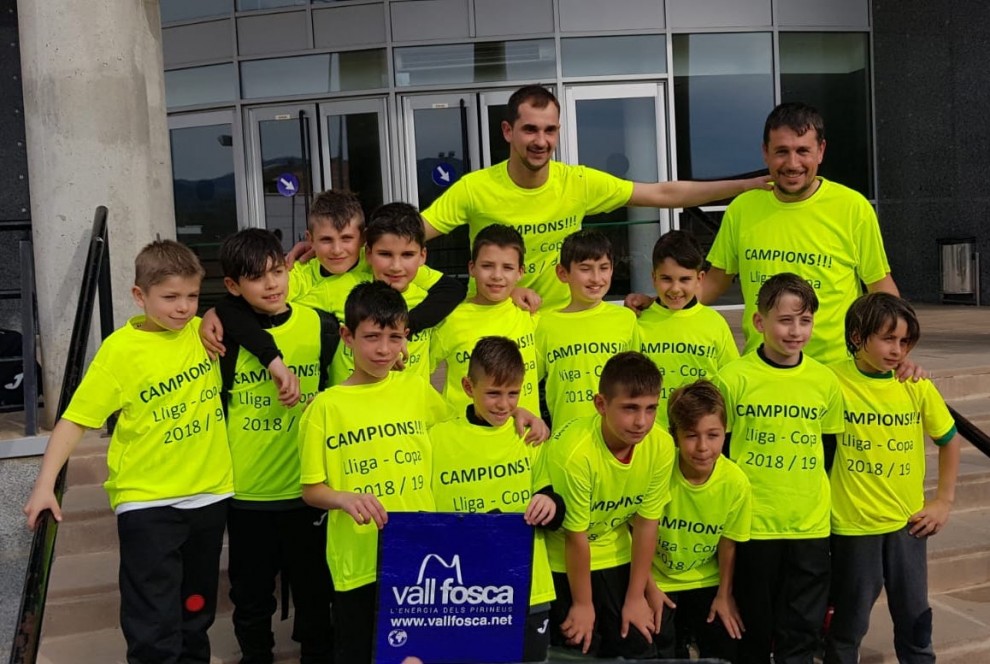 Els joves jugadors, amb els seus entrenadors, celebrant el triomf