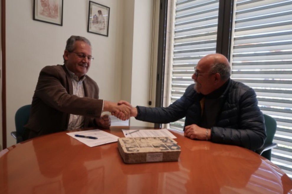 Signatura de la cessió entre el president del Geoparc, Joan Ubach, i Carles Monegal