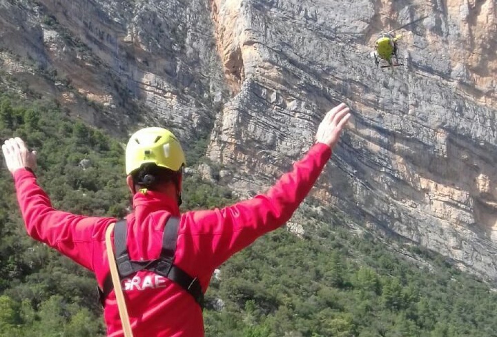 Imatge del rescat de la excursionista a Mont-rebei