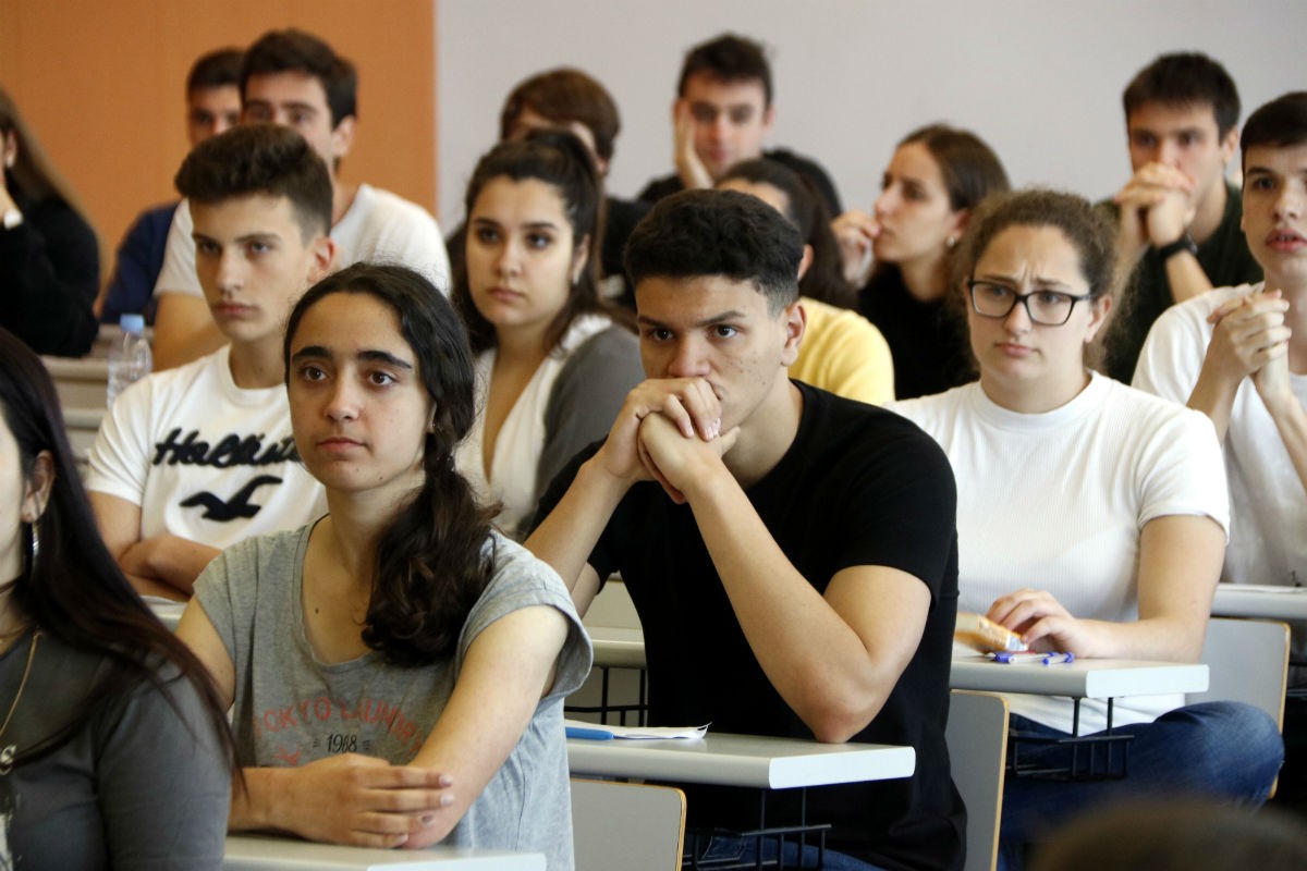 Alumnes esperant l'inici de les PAU, en imatge d'arxiu