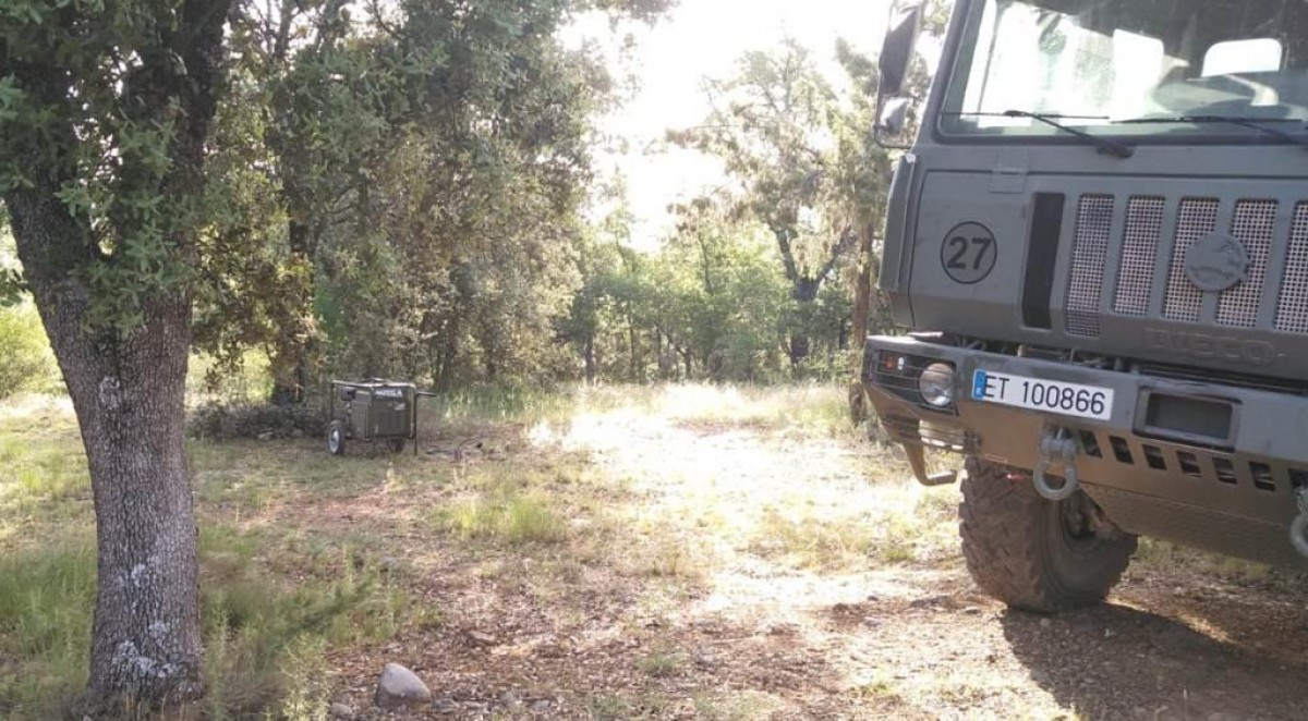 Imatge d'un vehicle militar i un grup electrogen en un bosc de Salàs