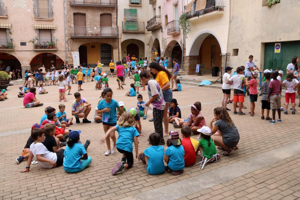 Infants jugant a la plaça de Talarn durant la trobada de Casals d'Estiu 2019.