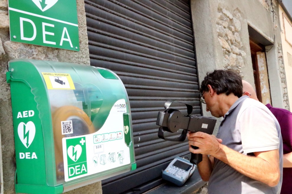 Un tècnic del Centre de Telecomunicacions i Tecnologies de la Informació al costat del DEA