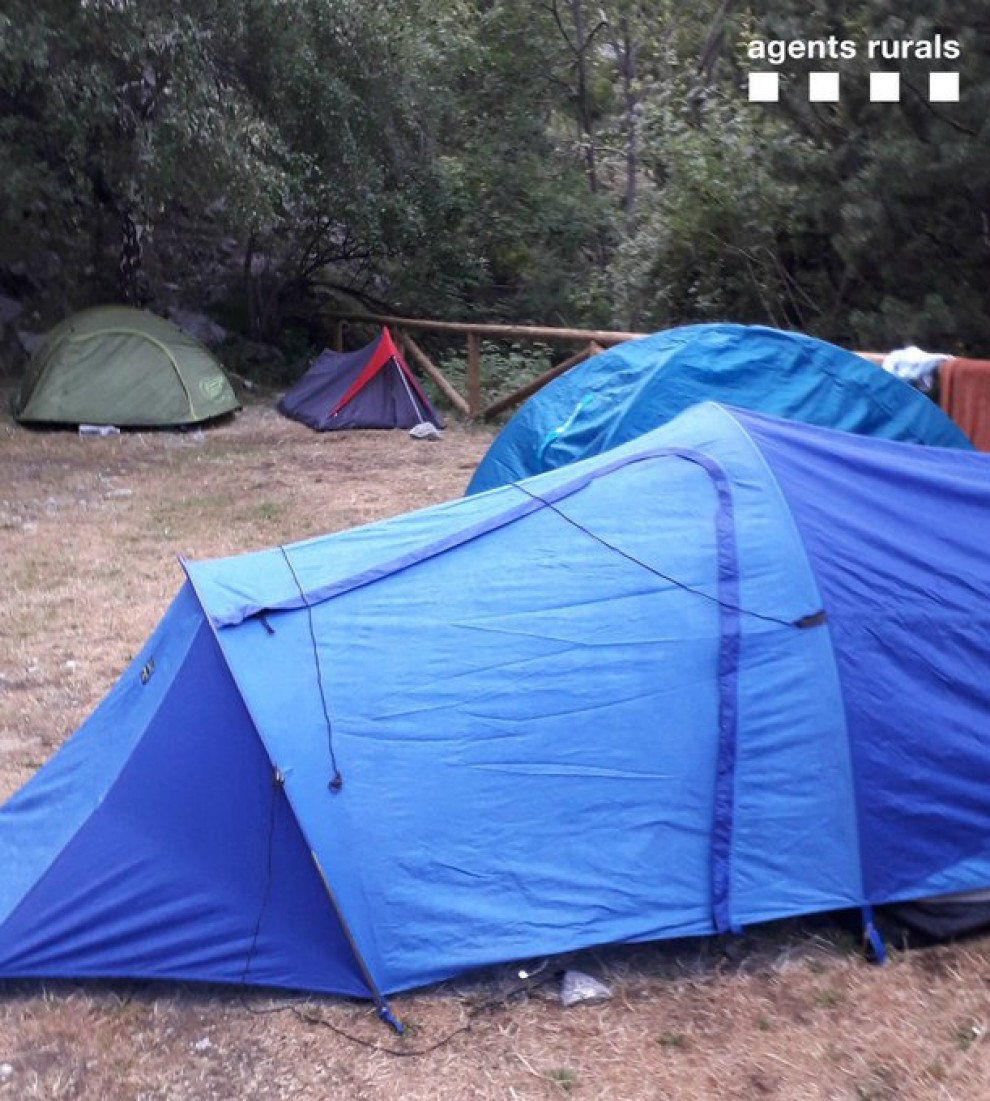 Fotografia d'una acampada il·legal al Parc Nacional d'Aigüestortes aquest estiu.