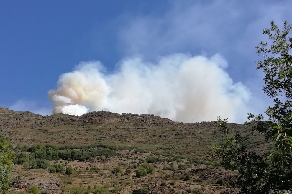 Imatge del fum de l’incendi que s’ha declarat a Unarre