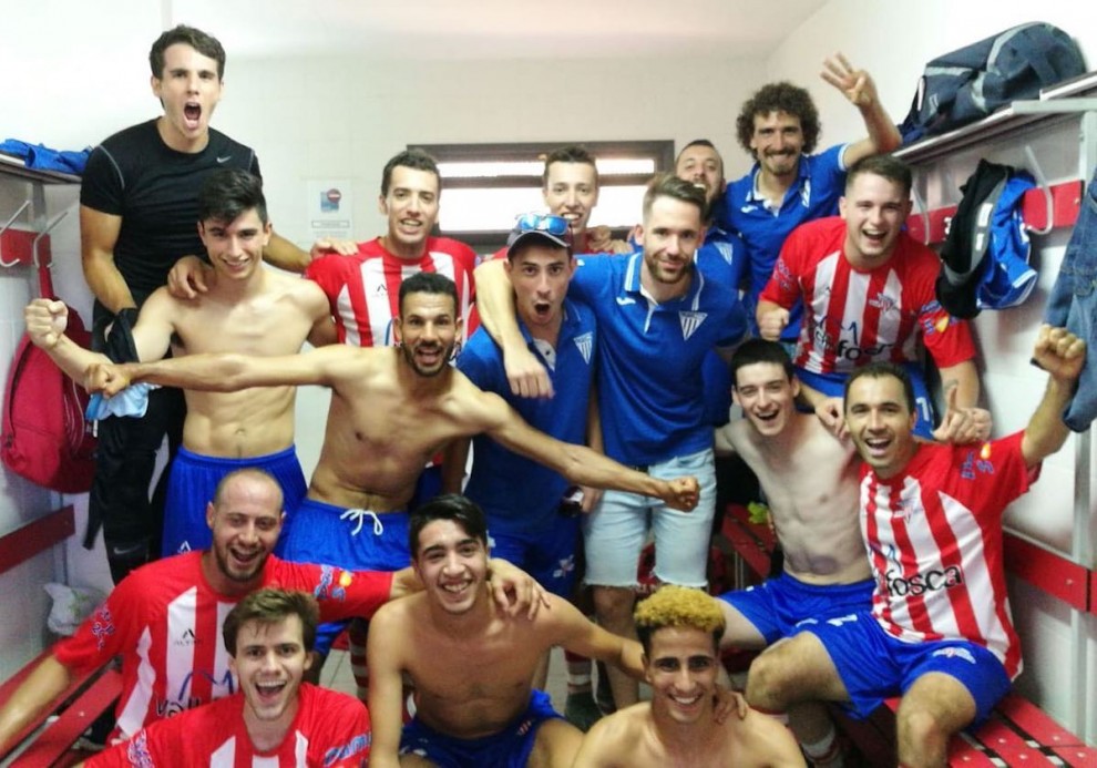 Els jugadors del Pobla celebren el triomf al vestuari