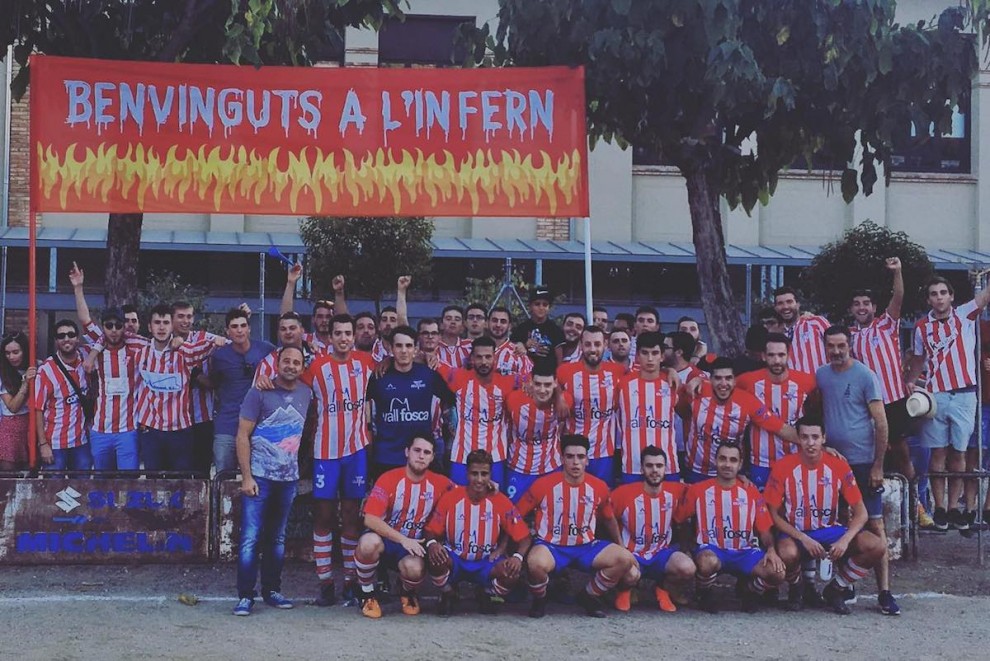 Els jugadors del CF Pobla celebrant la victòria amb la seva afició