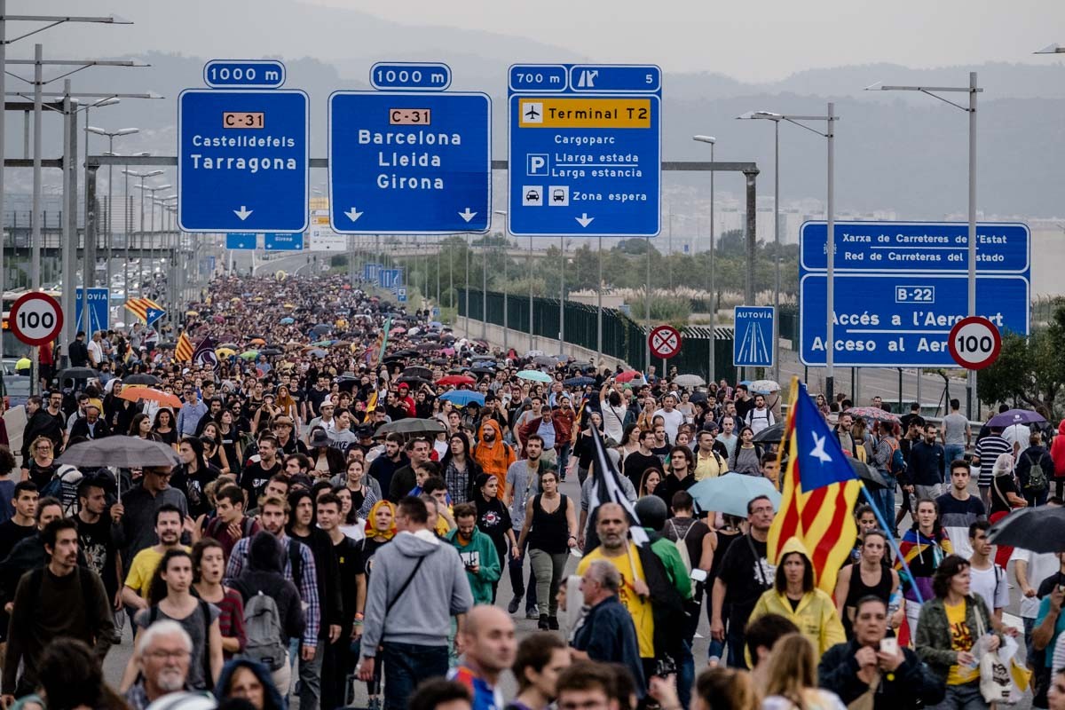 Milers de manifestants van desplaçar-se aquest dilluns a l'aeroport del Prat
