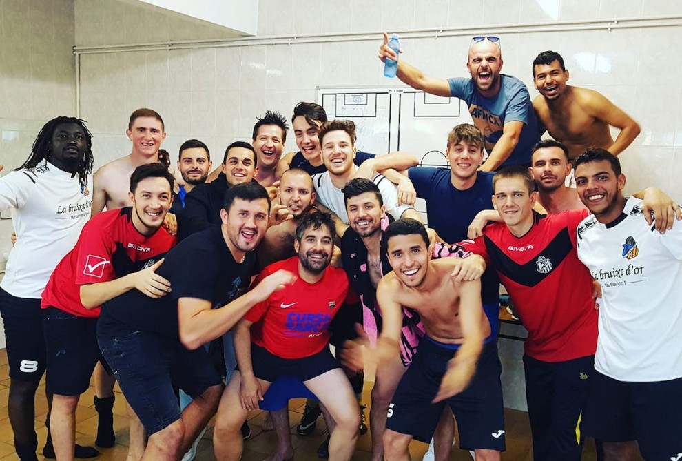 Els jugadors del CF Tremp celebrant la victòria al vestidor
