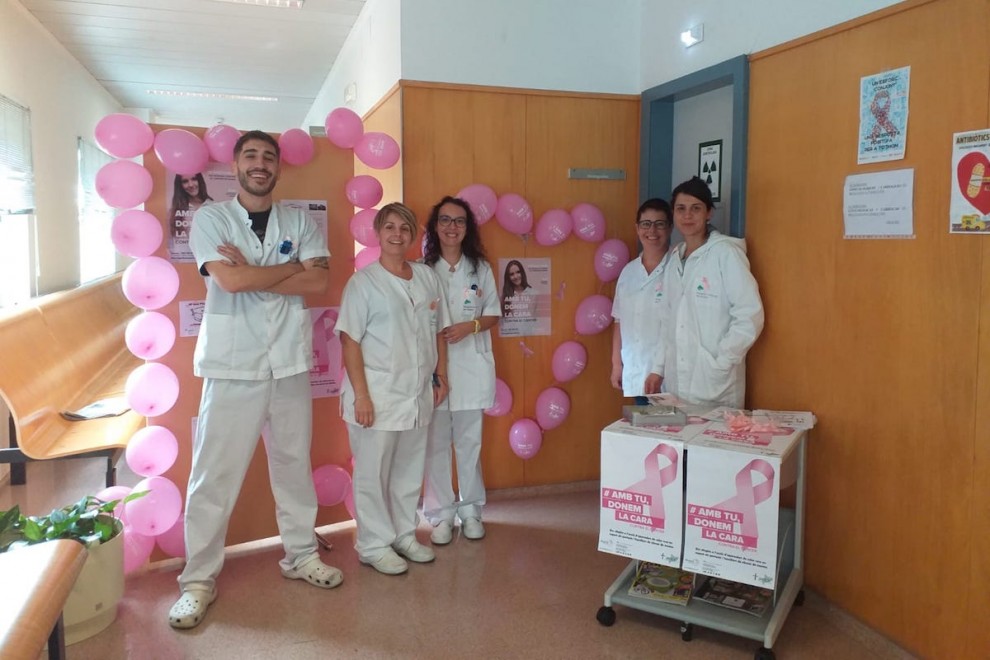 L'equip del Servei de Radiodiagnòstic en la celebració del Dia Contra el Càncer de Mama