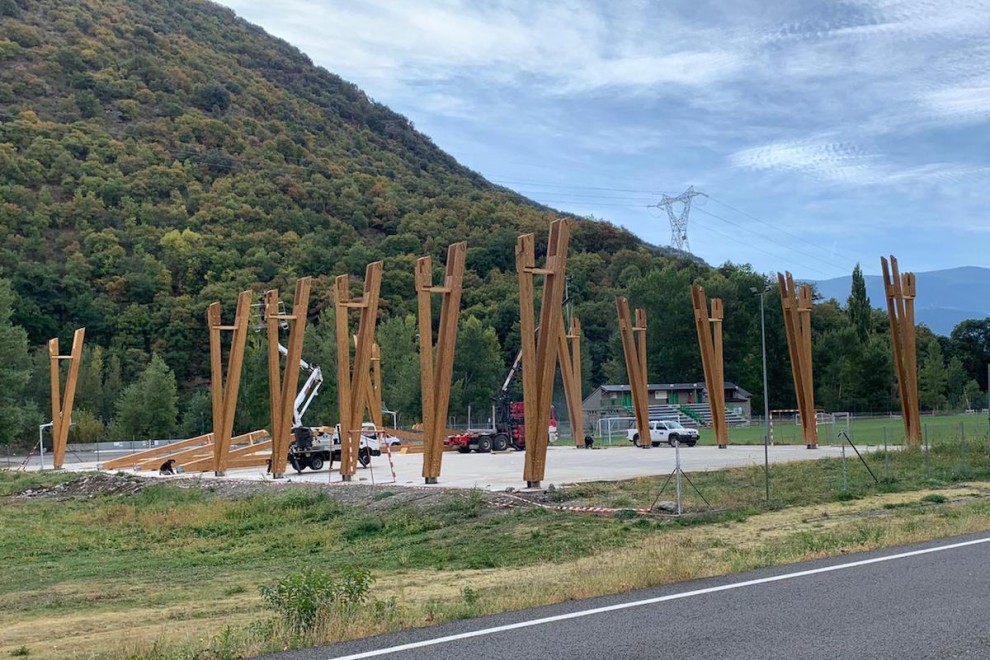 Imatge del muntatge de la nova estructura de fusta
