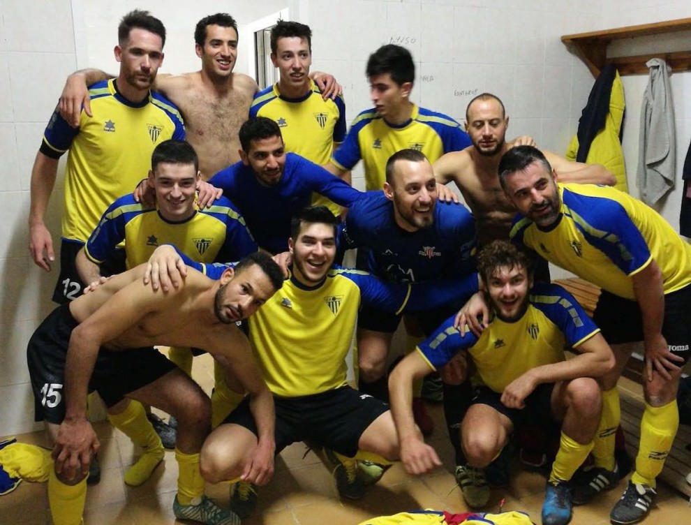 Els jugadors del Pobla celebrant el triomf a Tornabous