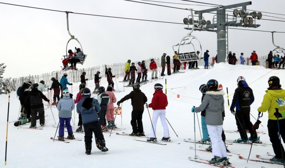 Cua d'esquiadors per agafar el telecadira a l'estació d'esquí de Port Ainé