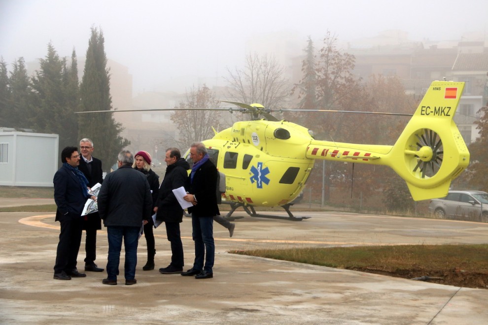Les autoritats visitant l’inici de les obres de l’heliport