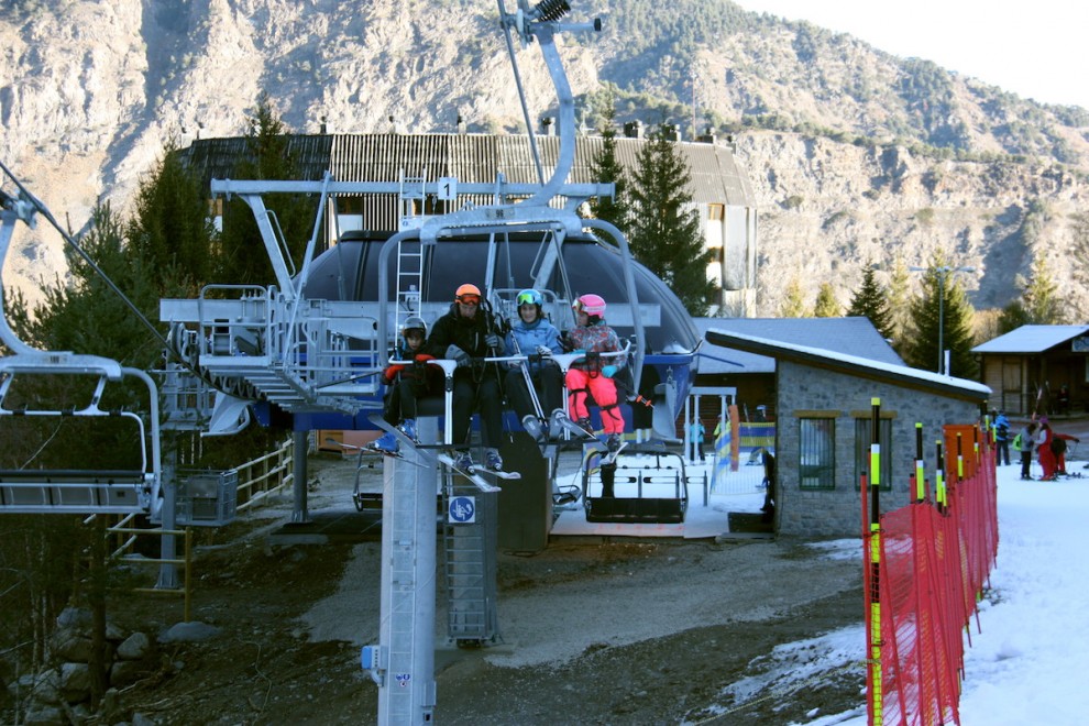 Esquiadors en un telecadira de l’estació pallaresa d'Espot