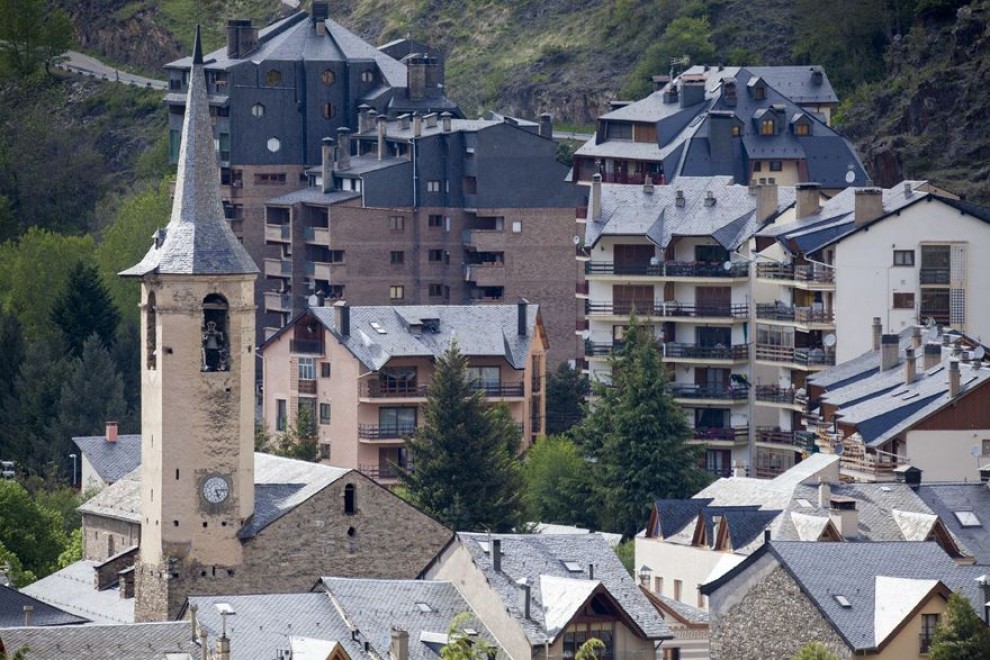 Habitatges d'Esterri d’Àneu amb el campanar de l’església de Sant Vicenç en primer terme