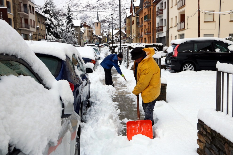 Un home retirant la neu dels carrers d'Esterri d’Àneu, aquest dimecres